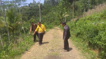 Pengukuran Rabat Jalan RT 02 Menuju RT 05 Dusun Krajan